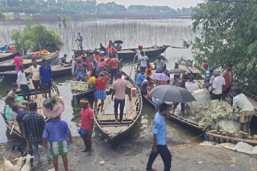 Floods Emerge as Political Tides Shift in West Bengal—Mamata’s Boat Brigade Battles Nature’s Fury and Governance Gaps!